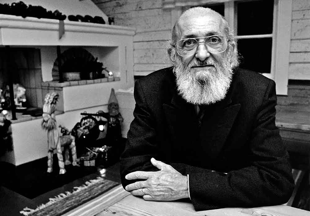 Black-and-white portrait of Paulo Freire seated at a table.